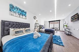 Modern Spacious Sleeps 4 Studio Golders Green Apartment in London Borough of Camden