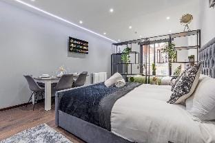 Huge Cosy Studio Family Sleeps 4 North West London Apartment in London Borough of Camden