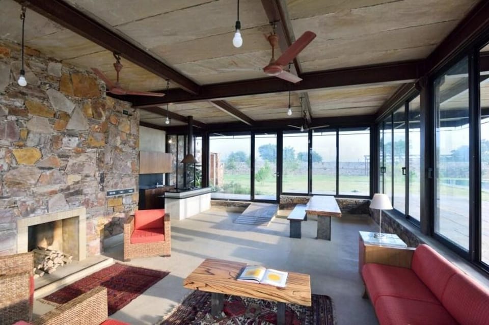 RajNikas Farm: Top-Rated Glass House with Pool Villa in Haryana