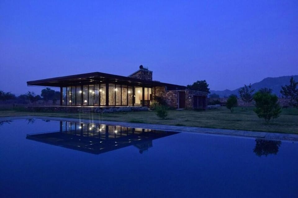 RajNikas Farm: Top-Rated Glass House with Pool Villa in Haryana