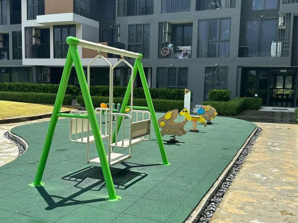 Modern 2-bedroom Aparts with washer Skypark Laguna Apartment in Choeng Thale