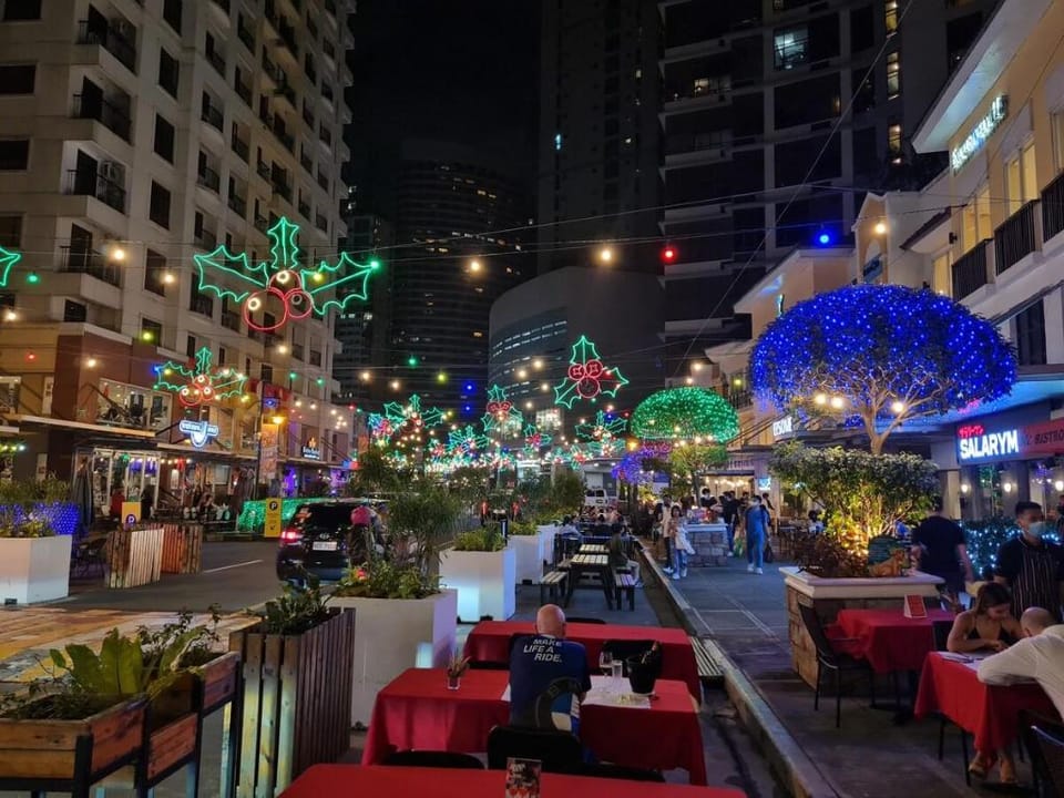 Big 2BR near Burgos Circle,St Lukes -P Hamptons T1 Apartment in Makati
