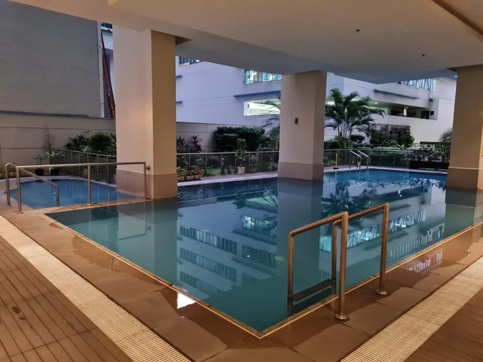 Big 2BR near Burgos Circle,St Lukes -P Hamptons T1 Apartment in Makati