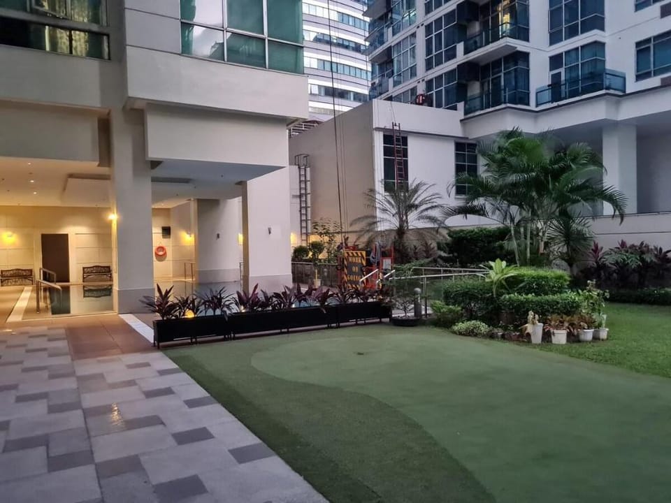 Big 2BR near Burgos Circle,St Lukes -P Hamptons T1 Apartment in Makati