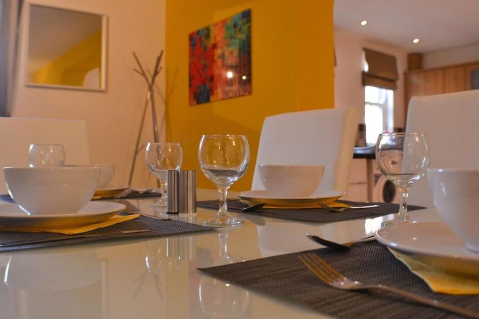 City Centre | King Bed | Self Check-In | Parking Apartment in Derby