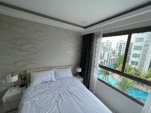 Retreat Deluxe: Poolview 2 Bed -  Apartment in Pattaya City