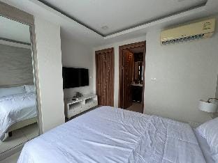 Retreat Deluxe: Poolview 2 Bed -  Apartment in Pattaya City