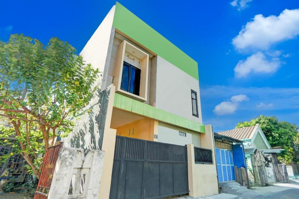 OYO Life 93290 Homestay Betro Syariah Hotel in East Java
