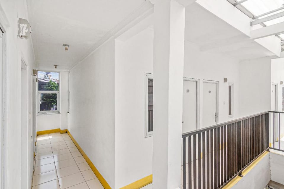 OYO 93286 Yellow House Syariah Hotel in West Java