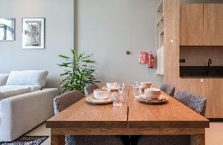 Elite LUX Holiday Homes - Luxurious 1BR Suite in Signature Livings, JVC - Dubai Apartment in Dubai