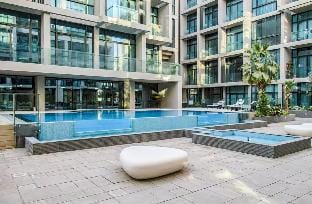 Elite LUX Holiday Homes - Luxurious 1BR Suite in Signature Livings, JVC - Dubai Apartment in Dubai