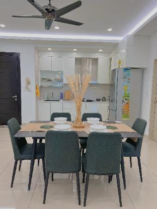 Ipoh Muji Green w Balcony [10pax] 3 FREE Parking Apartment in Ipoh