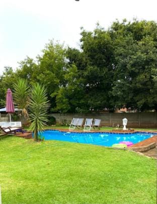 Sensational Antique Patio Suite with Pool & Firepl Apartment in Gauteng