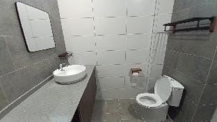 King Bed, Pool, Kitchen, Wi-Fi, Sanitized: Podium Apartment in Kuching