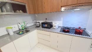 King Bed, Pool, Kitchen, Wi-Fi, Sanitized: Podium Apartment in Kuching