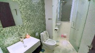 King Bed, Full Kitchen, Sanitized: Jazz 3 Apartment in Kuching