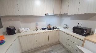 King Bed, Full Kitchen, Sanitized: Jazz 3 Apartment in Kuching