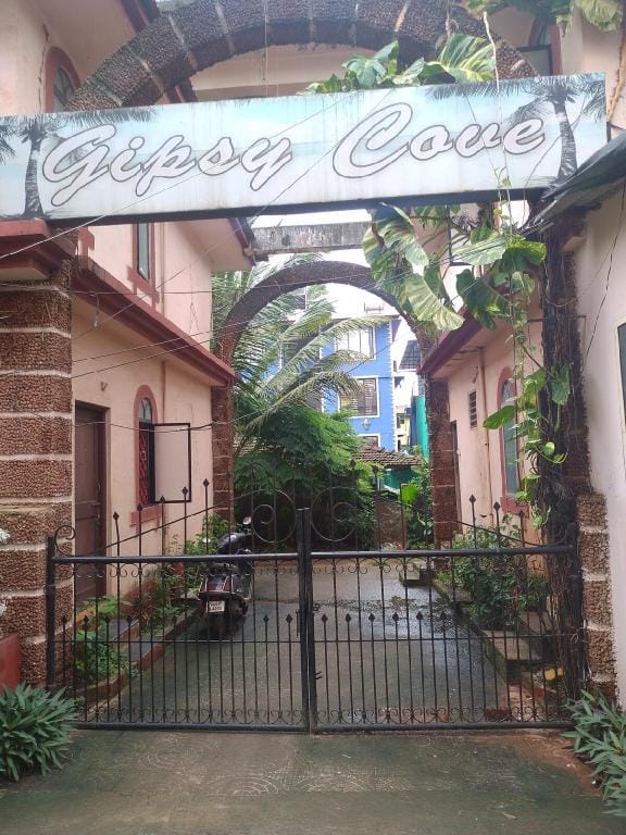 1 bhk ff wi-fi, inverter, parking nr Baga Beach Apartment in Baga
