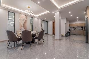 King 1 【独栋villa】【泳池】【5卧7卫】【独立KTV包厢】【豪华装修】【芭提雅市中心】 Villa in Pattaya City
