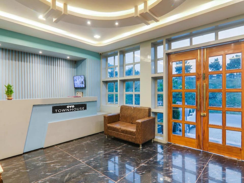 Townhouse Majestic Hotel Near Phoenix Palassio Hotel in Lucknow