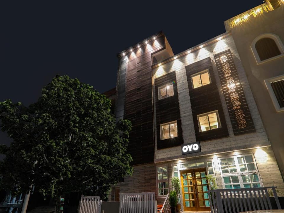Townhouse Majestic Hotel Near Phoenix Palassio Hotel in Lucknow