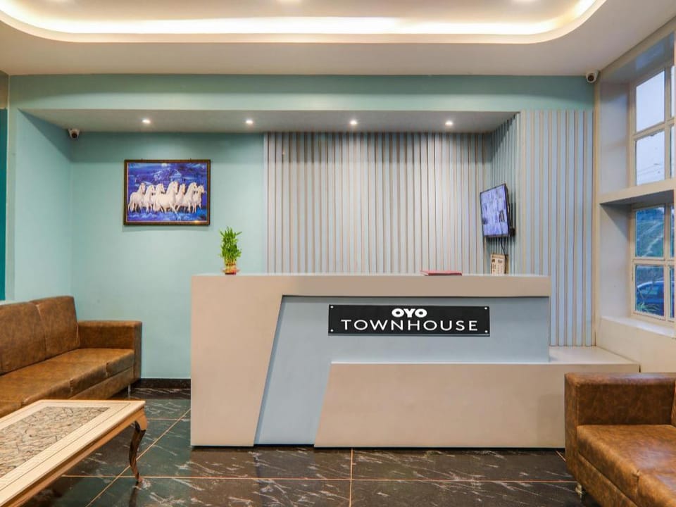 Townhouse Majestic Hotel Near Phoenix Palassio Hotel in Lucknow