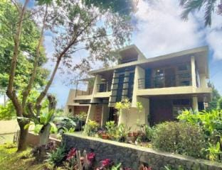 Villa DagoResor Pakar 6BR 25peopl Kids Pool Garden Villa in Bandung