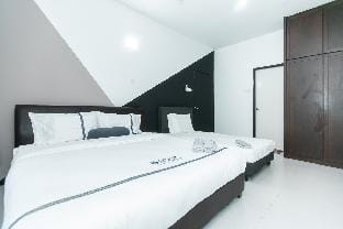Beach side spacious 5BR 20pax pool house Vacation rental in Tanjung Bungah