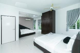 Beach side spacious 5BR 20pax pool house Vacation rental in Tanjung Bungah