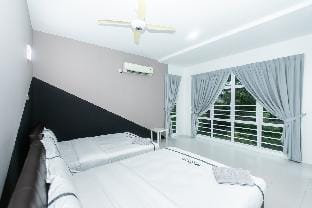 Beach side spacious 5BR 20pax pool house Vacation rental in Tanjung Bungah