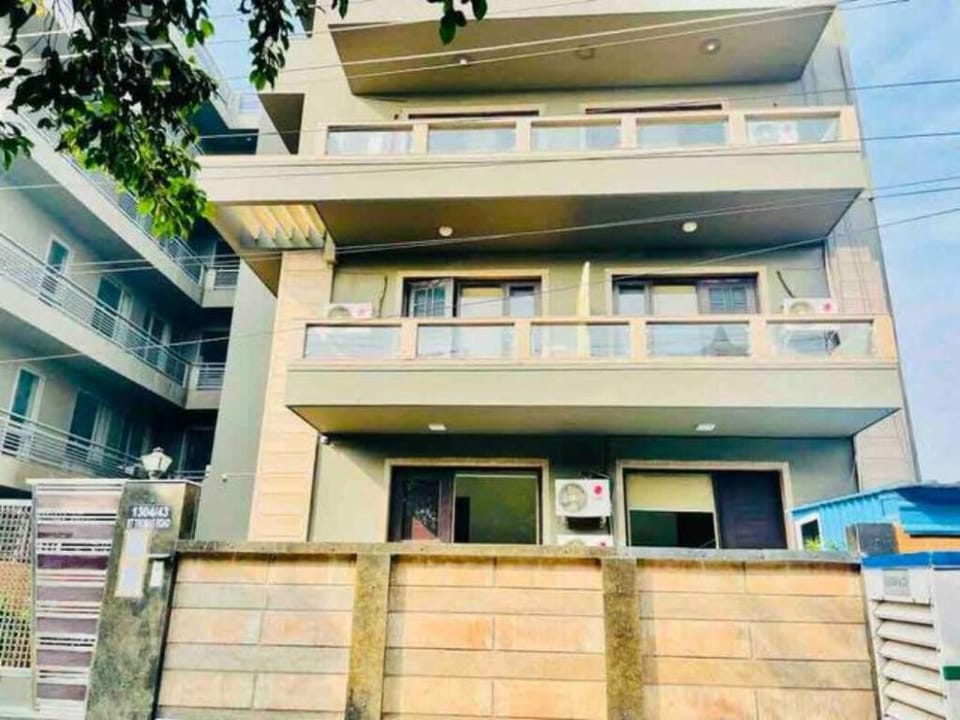 BluO Studio DLF Golf Course Road - Balcony, Lift Apartment in Punjab, India
