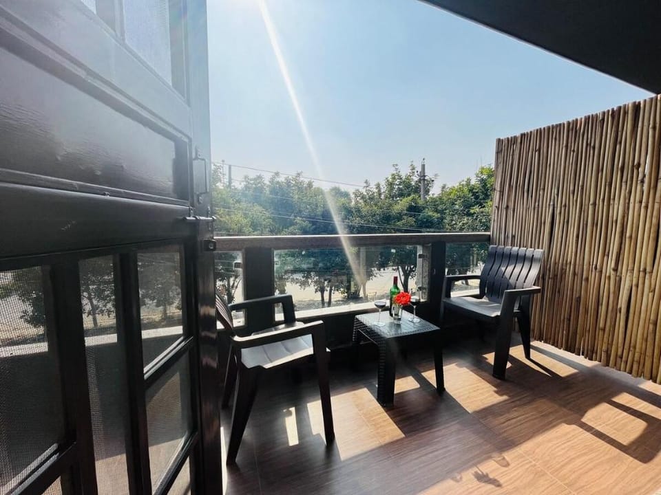 BluO Studio DLF Golf Course Road - Balcony, Lift Apartment in Punjab, India