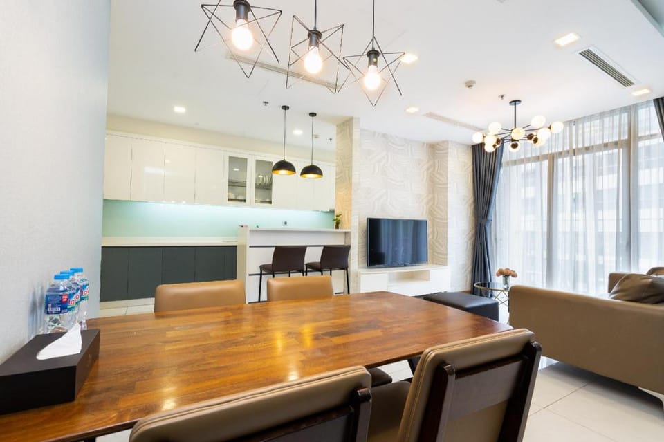  Accommodation For Families- Vinhome Central Park Apartment in Ho Chi Minh City