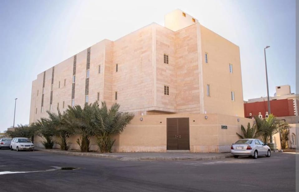 Modern Living In Mudhainib: Spacious Delight Apartment in Medina