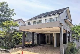 Villa DagoResor Tirta 4BR 18people PrivatePool BBQ Villa in Bandung