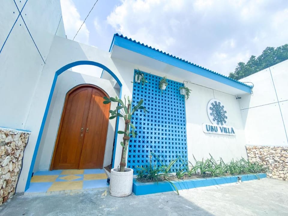 Ubu Villa Tropicola - Yogyakarta City Center Villa in Yogyakarta