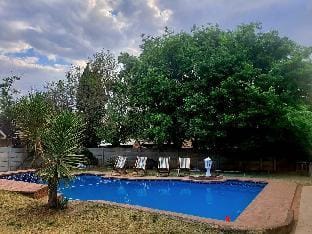 4-Bedroom Guest House with Pool Fireplace & Lappa Vacation rental in Gauteng
