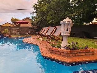 4-Bedroom Guest House with Pool Fireplace & Lappa Vacation rental in Gauteng