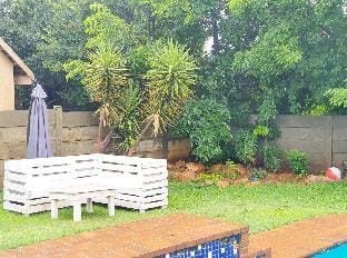 4-Bedroom Guest House with Pool Fireplace & Lappa Vacation rental in Gauteng