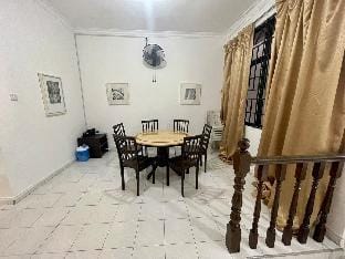 JB Lovy Yel Ros Hom 10 pax/Netflix/Wifi/IKea Jusco Vacation rental in Johor Bahru