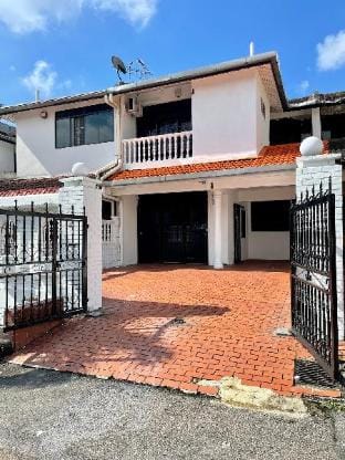 JB Lovy Yel Ros Hom 10 pax/Netflix/Wifi/IKea Jusco Vacation rental in Johor Bahru