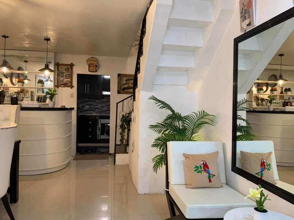 Entire House The White Haven in Clark  Vacation rental in Angeles