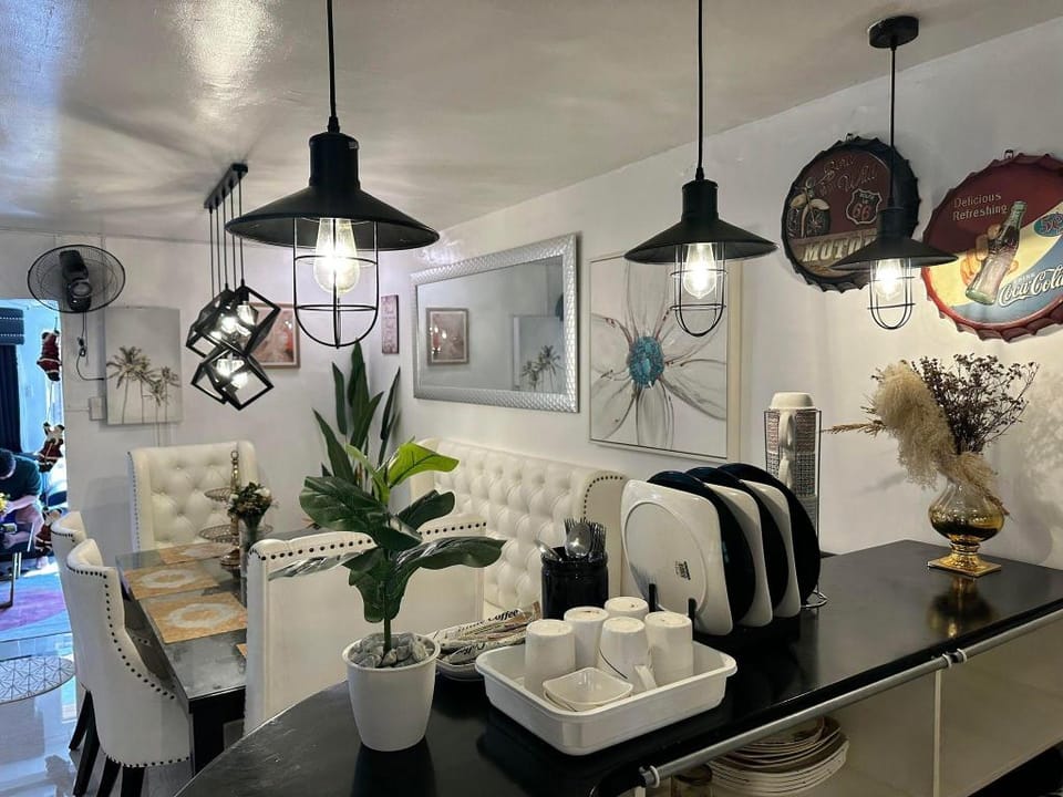 Entire House The White Haven in Clark  Vacation rental in Angeles