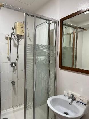 Elegant 2BR Near The Airport Apartment in Paranaque