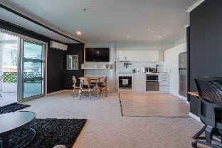 Luxury Hot Tub |Parking | Deck w/ Stunning Views Apartment in Auckland