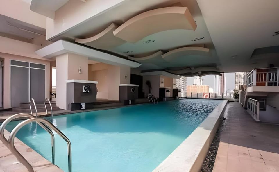 Staycation with Bay & City Lights view by Yaj Hotel in Manila City