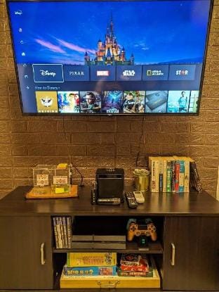 TwoBR Loft: Netflix, Balcony, Pool, Pets, Fun, PS4 Vacation rental in Quezon City