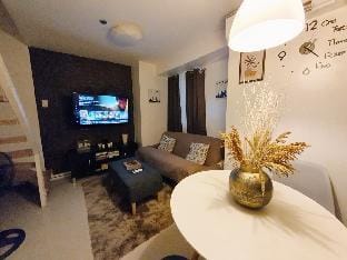 TwoBR Loft: Netflix, Balcony, Pool, Pets, Fun, PS4 Vacation rental in Quezon City