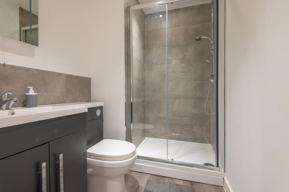 Thornhill House by Guestz Apartment in Wakefield