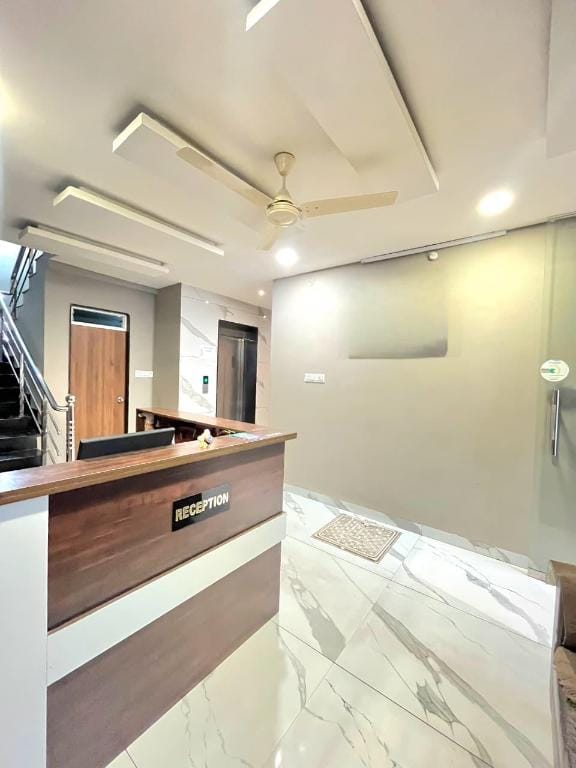 Hotel Golden Glory Scheme No 103 Hotel in India